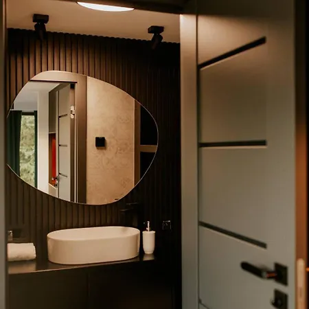 Uroczy Maly Z Jacuzzi