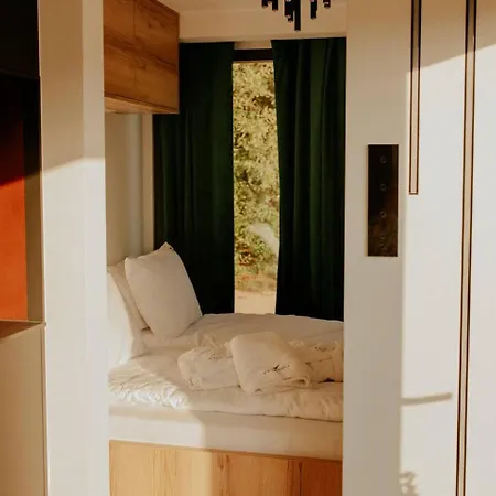 Uroczy Maly Z Jacuzzi