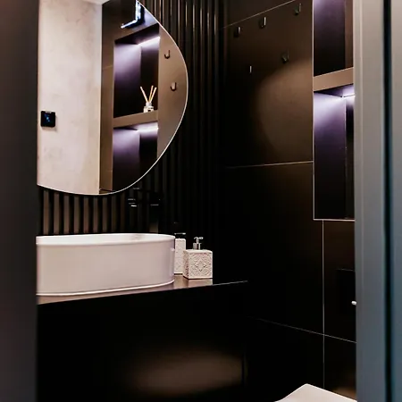 Uroczy Maly Z Jacuzzi