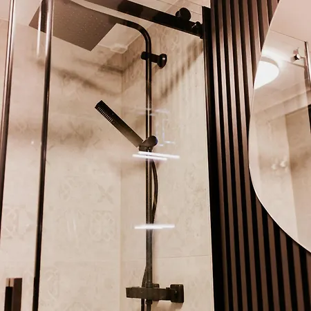 Uroczy Maly Z Jacuzzi *